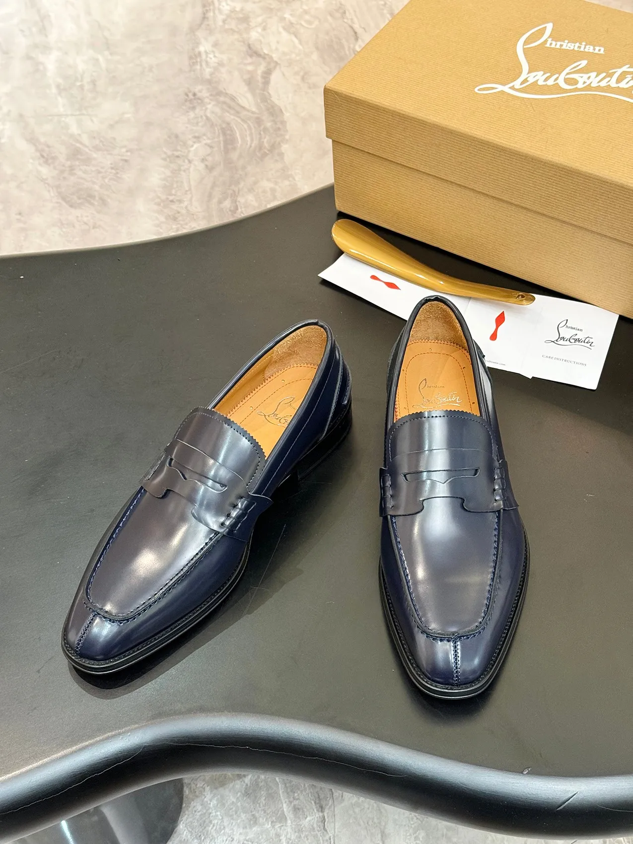 Batch 1080 yuan 💰CL～High-end men’s 👔casual loafers with red soles! ••🆑Genuine and top-quality goods from original orders ••✅💯 Purchase goods from top-quality original orders! Original imported patterned cowhide➕Imported cowhide lining➕Cowhide feet➕Original leather outsole~Size: 39-44 (38, 45.46.47 can be customized)